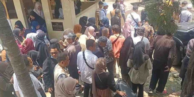 Para pedagang yang mendatangi Polda Sumsel, melaporkan pengembang Pasar 16 Ilir Palembang, Ravu (16/10/2024). Foto: Sumselheadline/Ela.
