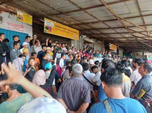 Para pedagang Pasar 16 Ilir yang menggelar aksi depan los pasar 16 Ilir Palembang, Rabu (16/10/2024). Foto: Sumselheadline/Pitria.