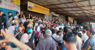 Para pedagang Pasar 16 Ilir yang menggelar aksi depan los pasar 16 Ilir Palembang, Rabu (16/10/2024). Foto: Sumselheadline/Pitria.