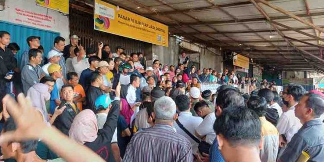 Para pedagang Pasar 16 Ilir yang menggelar aksi depan los pasar 16 Ilir Palembang, Rabu (16/10/2024). Foto: Sumselheadline/Pitria.