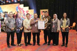 Pemerintah kota (Pemkot) Palembang menerima penghargaan Sistem Akuntabilitas Kinerja Instansi Pemerintah (SAKIP) dari Kementerian Pendayagunaan Aparatur Negara dan Reformasi Birokrasi (PAN-RB) RI. Foto: Kominfo Palembang.