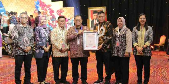 Pemerintah kota (Pemkot) Palembang menerima penghargaan Sistem Akuntabilitas Kinerja Instansi Pemerintah (SAKIP) dari Kementerian Pendayagunaan Aparatur Negara dan Reformasi Birokrasi (PAN-RB) RI. Foto: Kominfo Palembang.