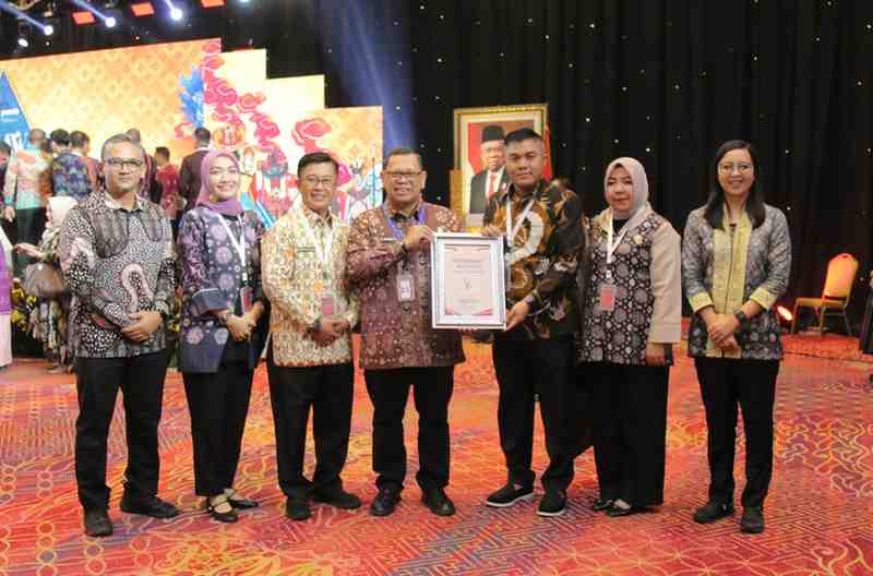 Pemerintah kota (Pemkot) Palembang menerima penghargaan Sistem Akuntabilitas Kinerja Instansi Pemerintah (SAKIP) dari Kementerian Pendayagunaan Aparatur Negara dan Reformasi Birokrasi (PAN-RB) RI. Foto: Kominfo Palembang.