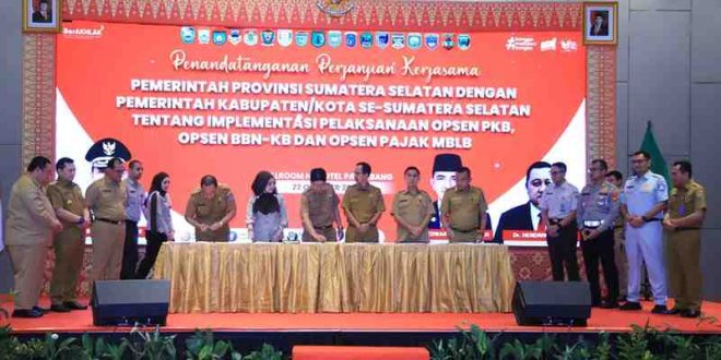 Penandatanganan perjanjian kerjasama antara Pemerintah Provinsi (Pemprov) Sumsel dengan 17 Kabupaten/kota se-Sumsel tentang implementasi pelaksanaan opsen Pajak Kendaraan Bermotor (PKB) di Novotel, Palembang, Selasa (22/10/2024). Foto: Humas Pemprov Sumsel.