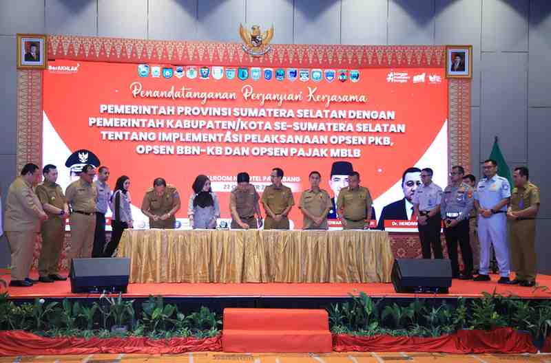 Penandatanganan perjanjian kerjasama antara Pemerintah Provinsi (Pemprov) Sumsel dengan 17 Kabupaten/kota se-Sumsel tentang implementasi pelaksanaan opsen Pajak Kendaraan Bermotor (PKB) di Novotel, Palembang, Selasa (22/10/2024). Foto: Humas Pemprov Sumsel.