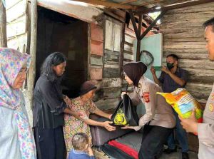 Biro SDM Polda Sumsel memberikan bantuan berupa sembako kepada masyarakat yang tinggal di lingkungan tidak layak huni yakni di kawasan Polsek SU 1, Kertapati, Palembang. Foto: Dok Polda Sumsel.