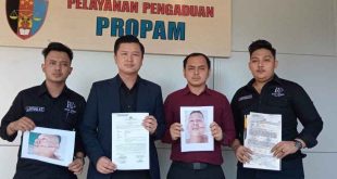 Melalui kuasa hukumnya, korban kasus penganiayaan Sandi Fajri (29) mendatangi Bid Propam Polda Sumsel, melaporkan Kapolsek Talang Kelapa. Foto: Sumselheadline/Ela.
