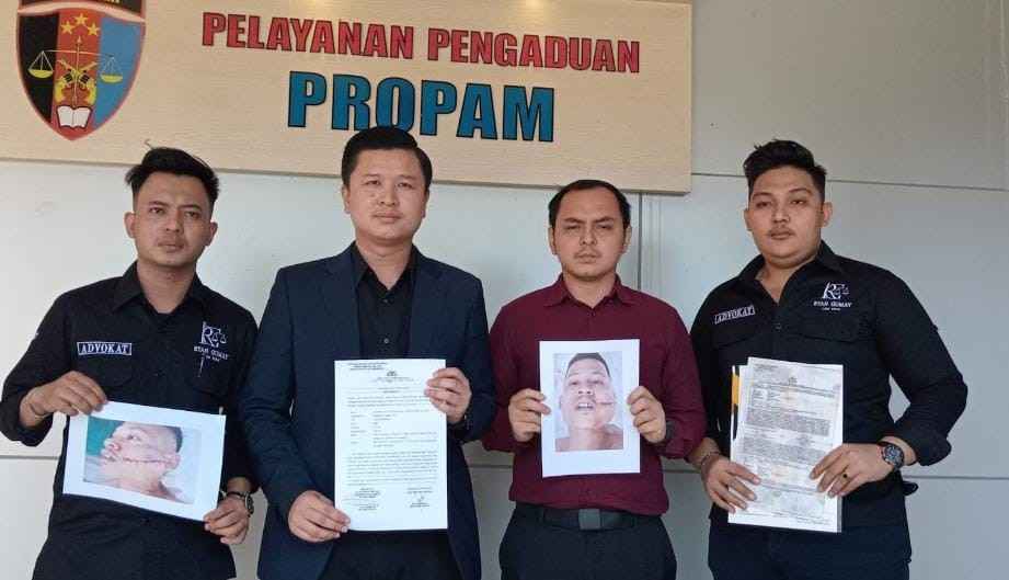 Melalui kuasa hukumnya, korban kasus penganiayaan Sandi Fajri (29) mendatangi Bid Propam Polda Sumsel, melaporkan Kapolsek Talang Kelapa. Foto: Sumselheadline/Ela.