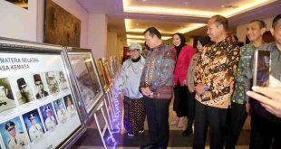 Elen Setiadi, Pj Gubernur Sumsel, melihat foto dokumen di sela penandatangan Komitmen Bersama Implementasi Aplikasi Sistem Informasi Kearsipan Dinamis Terintegrasi (SRIKANDI) dan Tanda Tangan Elektronik (TTE) di Ballroom  Hotel Beston Palembang, Kamis  (3/10/2024).  Foto: Humas Pemprov Sumsel.