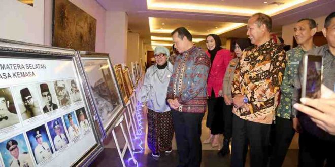 Elen Setiadi, Pj Gubernur Sumsel, melihat foto dokumen di sela penandatangan Komitmen Bersama Implementasi Aplikasi Sistem Informasi Kearsipan Dinamis Terintegrasi (SRIKANDI) dan Tanda Tangan Elektronik (TTE) di Ballroom  Hotel Beston Palembang, Kamis  (3/10/2024).  Foto: Humas Pemprov Sumsel.