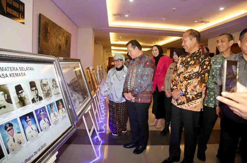 Elen Setiadi, Pj Gubernur Sumsel, melihat foto dokumen di sela penandatangan Komitmen Bersama Implementasi Aplikasi Sistem Informasi Kearsipan Dinamis Terintegrasi (SRIKANDI) dan Tanda Tangan Elektronik (TTE) di Ballroom  Hotel Beston Palembang, Kamis  (3/10/2024).  Foto: Humas Pemprov Sumsel.