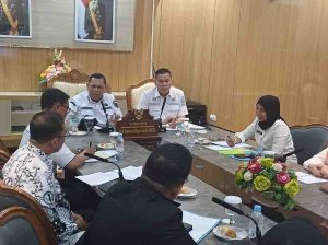 Para perwakilan guru honorer saat audiensi dengan Pj Walikota Palembang, A Damenta, Rabu (30/10/2024). Foto: Sumselheadline/Pitria.