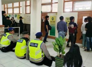 Polisi tampak mengamankan ruang sidang kasus pembunuhan dan pemerkosaan siswi SMP di Palembang, Selasa (1/10/2024). Foto: Sumselheadline/Ela.