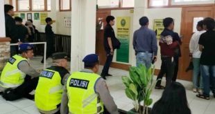 Polisi tampak mengamankan ruang sidang kasus pembunuhan dan pemerkosaan siswi SMP di Palembang, Selasa (1/10/2024). Foto: Sumselheadline/Ela.