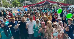 Sekretaris Daerah (Sekda) Sumatera Selatan Drs H Edward Candra,MH  pada kegiatan Komunikasi, Informasi dan Edukasi Keamanan Obat dan Makanan, yang diinisiasi oleh Balai Besar Pengawas Obat dan Makanan (BPOM) yang digelar di Taman Kambang Iwak Palembang, Minggu (6/10/2024). Foto: Humas Pemprov Sumsel.
