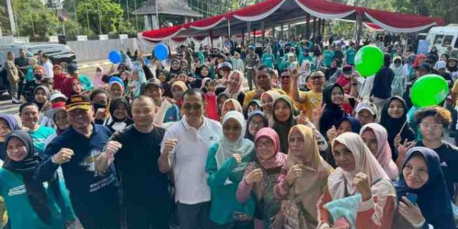 Sekretaris Daerah (Sekda) Sumatera Selatan Drs H Edward Candra,MH  pada kegiatan Komunikasi, Informasi dan Edukasi Keamanan Obat dan Makanan, yang diinisiasi oleh Balai Besar Pengawas Obat dan Makanan (BPOM) yang digelar di Taman Kambang Iwak Palembang, Minggu (6/10/2024). Foto: Humas Pemprov Sumsel.