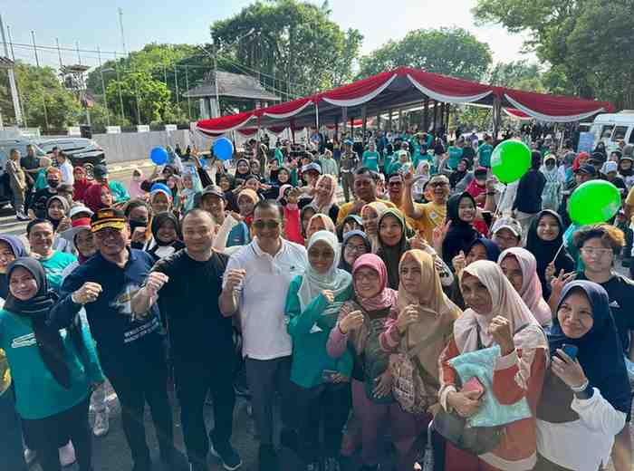 Sekretaris Daerah (Sekda) Sumatera Selatan Drs H Edward Candra,MH  pada kegiatan Komunikasi, Informasi dan Edukasi Keamanan Obat dan Makanan, yang diinisiasi oleh Balai Besar Pengawas Obat dan Makanan (BPOM) yang digelar di Taman Kambang Iwak Palembang, Minggu (6/10/2024). Foto: Humas Pemprov Sumsel.