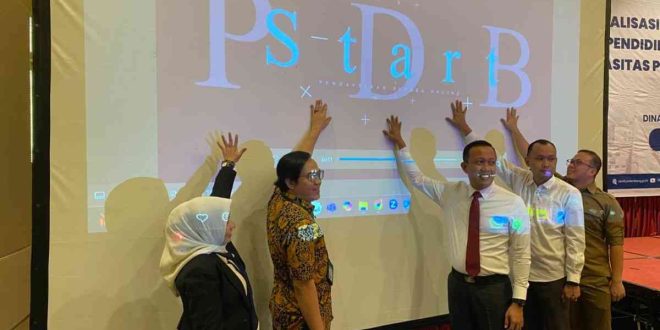 Kepala Dinas Pendidikan (Kadisdik) Kota Palembang, Adrianus Amri, meluncurkan berbagai aplikasi yang tersinergi untuk mempermudah dan meningkatkan kapasitas pendidik jenjang Pendidikan Anak Usia Dini (PAUD) di Kota Palembang, Selalsa (1/10/2024). Foto: Kominfo Palembang.