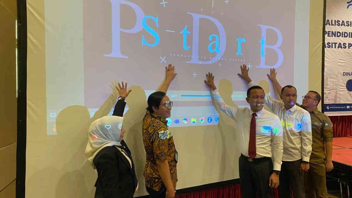 Kepala Dinas Pendidikan (Kadisdik) Kota Palembang, Adrianus Amri, meluncurkan berbagai aplikasi yang tersinergi untuk mempermudah dan meningkatkan kapasitas pendidik jenjang Pendidikan Anak Usia Dini (PAUD) di Kota Palembang, Selalsa (1/10/2024). Foto: Kominfo Palembang.