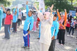 Pj Ketua TP PKK Triana Sandi Fahlepi bersama sejumlah lansia senam bersama di halaman rumah dinas, Sekayu, Jumat (11/10/2024). Foto: Kominfo Muba.
