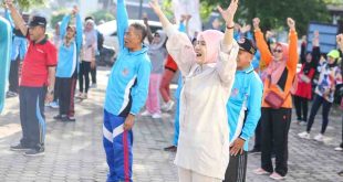 Pj Ketua TP PKK Triana Sandi Fahlepi bersama sejumlah lansia senam bersama di halaman rumah dinas, Sekayu, Jumat (11/10/2024). Foto: Kominfo Muba.