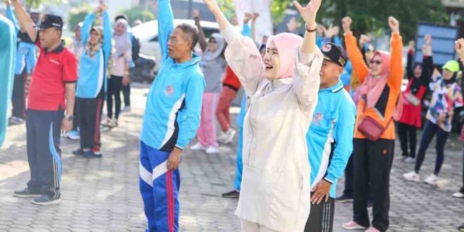 Pj Ketua TP PKK Triana Sandi Fahlepi bersama sejumlah lansia senam bersama di halaman rumah dinas, Sekayu, Jumat (11/10/2024). Foto: Kominfo Muba.