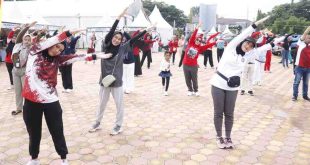 Ratusan ibu-ibu menggelar senam berhadiah di kawasan Muba Expo, Sekayu, Jumat (4/10/2024). Foto: Kominfo Muba.