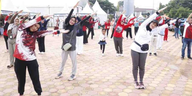 Ratusan ibu-ibu menggelar senam berhadiah di kawasan Muba Expo, Sekayu, Jumat (4/10/2024). Foto: Kominfo Muba.