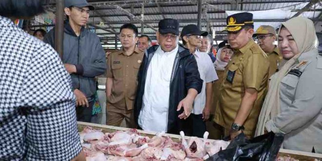Pj Walikota Palembang Abdul Rauf Damenta sidak pedagang ayam di Pasar Sekip Ujung, Selasa (8/10/2024). Foto: Kominfo Palembang.