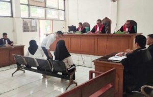 Para terdakwa kasus dana RSUD Rupit, Muratara pada sidang di PN Tipikor Palembang, Senin (14/10/2024). Foto: Sumselheadline/Ela.