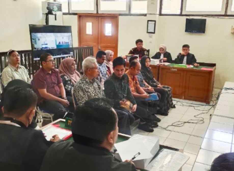 Sidang oknum Kades di OKU Selatan yang dituntut tiga tahun pjenara oleh jaksa, Senin (28/10/2024). Foto: Sumselheadline/Ela.