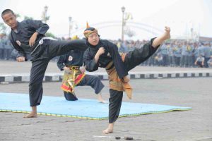 Salah satu atraksi saat apel bersama pengamanan Pilkada di BKB Palembang, Rabu (23/10/2024). Foto: Kominfo Palembang.