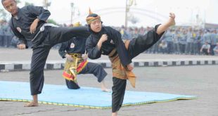 Salah satu atraksi saat apel bersama pengamanan Pilkada di BKB Palembang, Rabu (23/10/2024). Foto: Kominfo Palembang.