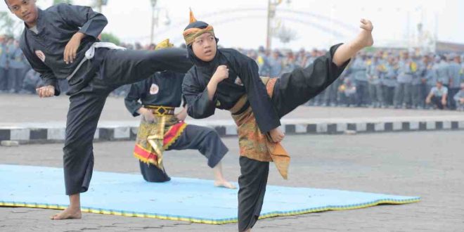 Salah satu atraksi saat apel bersama pengamanan Pilkada di BKB Palembang, Rabu (23/10/2024). Foto: Kominfo Palembang.