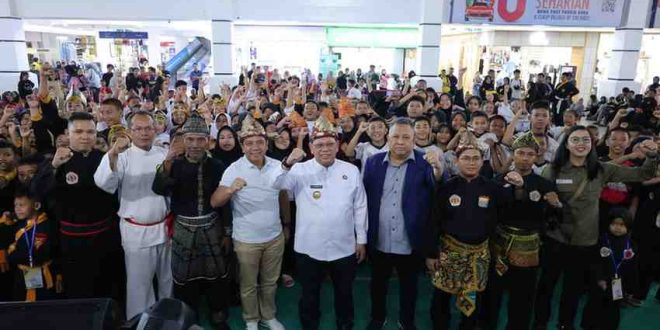 Pj Walikota Palembang, A Damenta membuka festival pencak silat di Palembang Indah Mal, Jumat (4/10/2024). Foto: Kominfo Palembang.