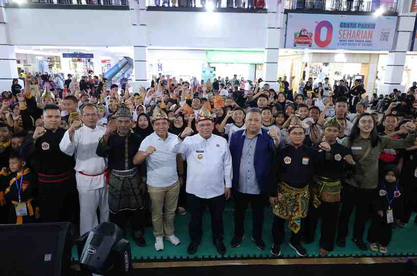 Pj Walikota Palembang, A Damenta membuka festival pencak silat di Palembang Indah Mal, Jumat (4/10/2024). Foto: Kominfo Palembang.