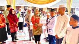 Ketua DWP Kota Palembang, Ida Royani Aprizal saat kunjungi SMP 50 Palembang, Jumat (11/10/2024). Foto: Kominfo Palembang.