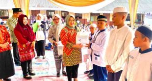 Ketua DWP Kota Palembang, Ida Royani Aprizal saat kunjungi SMP 50 Palembang, Jumat (11/10/2024). Foto: Kominfo Palembang.