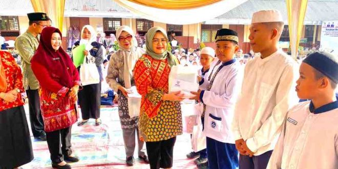 Ketua DWP Kota Palembang, Ida Royani Aprizal saat kunjungi SMP 50 Palembang, Jumat (11/10/2024). Foto: Kominfo Palembang.