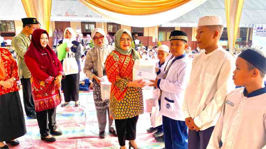 Ketua DWP Kota Palembang, Ida Royani Aprizal saat kunjungi SMP 50 Palembang, Jumat (11/10/2024). Foto: Kominfo Palembang.