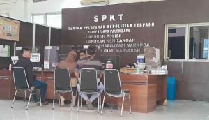 Hendri, melaporkan ke Polrestabes Palembang, karena dianiaya tetangga, Jumat (18/10/2024). Foto: Sumselheadline/Ela.