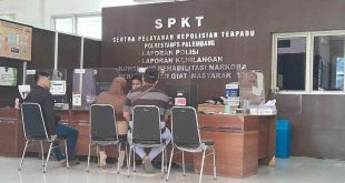 Hendri, melaporkan ke Polrestabes Palembang, karena dianiaya tetangga, Jumat (18/10/2024). Foto: Sumselheadline/Ela.