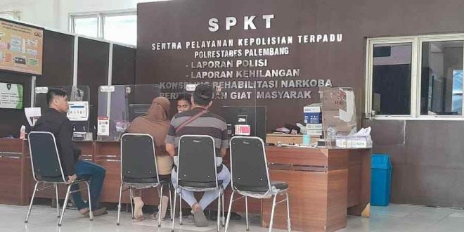 Hendri, melaporkan ke Polrestabes Palembang, karena dianiaya tetangga, Jumat (18/10/2024). Foto: Sumselheadline/Ela.
