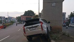 Mobil Pajero Sport menghantam tiang LRT di Palembang, Kamis (10/10/2024). Foto: Sumselheadline/Ela.