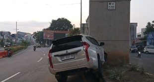 Mobil Pajero Sport menghantam tiang LRT di Palembang, Kamis (10/10/2024). Foto: Sumselheadline/Ela.