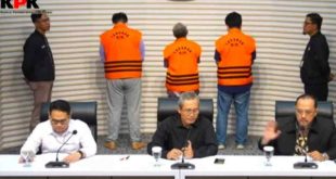 Tiga tersangka (baju orange) dugaan korupsi pekerjaan Retrofit PLTU Bukit Asam pada PT PLN UIK Sumbagsel 2017-2022. Foto: Dok Sumselheadline.