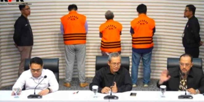 Tiga tersangka (baju orange) dugaan korupsi pekerjaan Retrofit PLTU Bukit Asam pada PT PLN UIK Sumbagsel 2017-2022. Foto: Dok Sumselheadline.