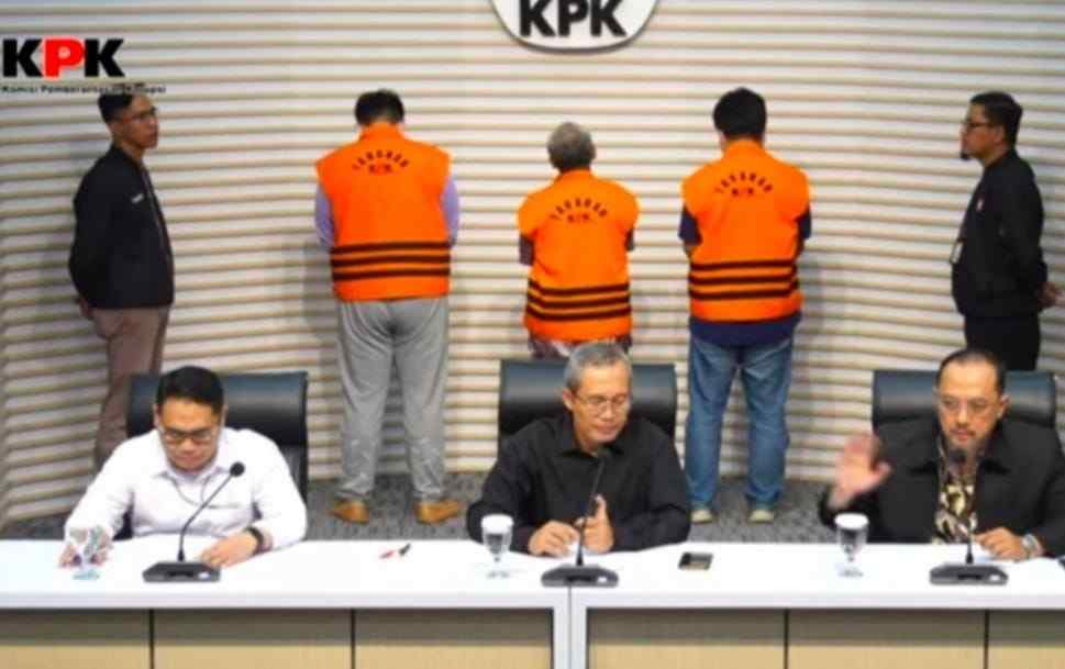 Tiga tersangka (baju orange) dugaan korupsi pekerjaan Retrofit PLTU Bukit Asam pada PT PLN UIK Sumbagsel 2017-2022. Foto: Dok Sumselheadline.