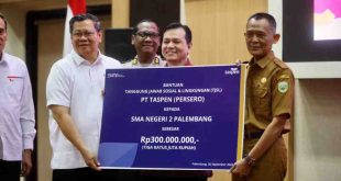 Penjabat (Pj) Gubernur Sumsel Elen Setiadi menyerahkan bantuan Tanggung Jawab Sosial Lingkungan (TJSL) dari PT. Taspen Persero dan Indonesia Financial Group (IFG), Selasa (1/10/2024). Foto: Humas Pemprov Sumsel.
