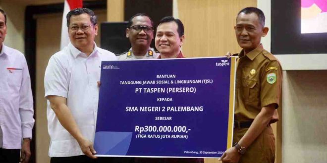 Penjabat (Pj) Gubernur Sumsel Elen Setiadi menyerahkan bantuan Tanggung Jawab Sosial Lingkungan (TJSL) dari PT. Taspen Persero dan Indonesia Financial Group (IFG), Selasa (1/10/2024). Foto: Humas Pemprov Sumsel.